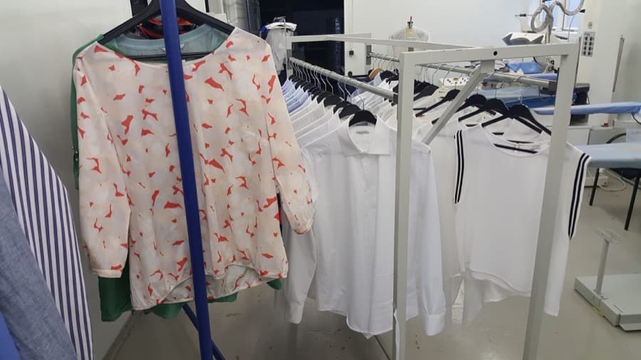 Een delicate bloemetjesblouse, met zorg behandeld