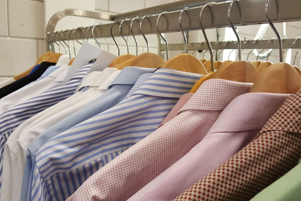 Schone overhemden in allerlei kleuren op een rij