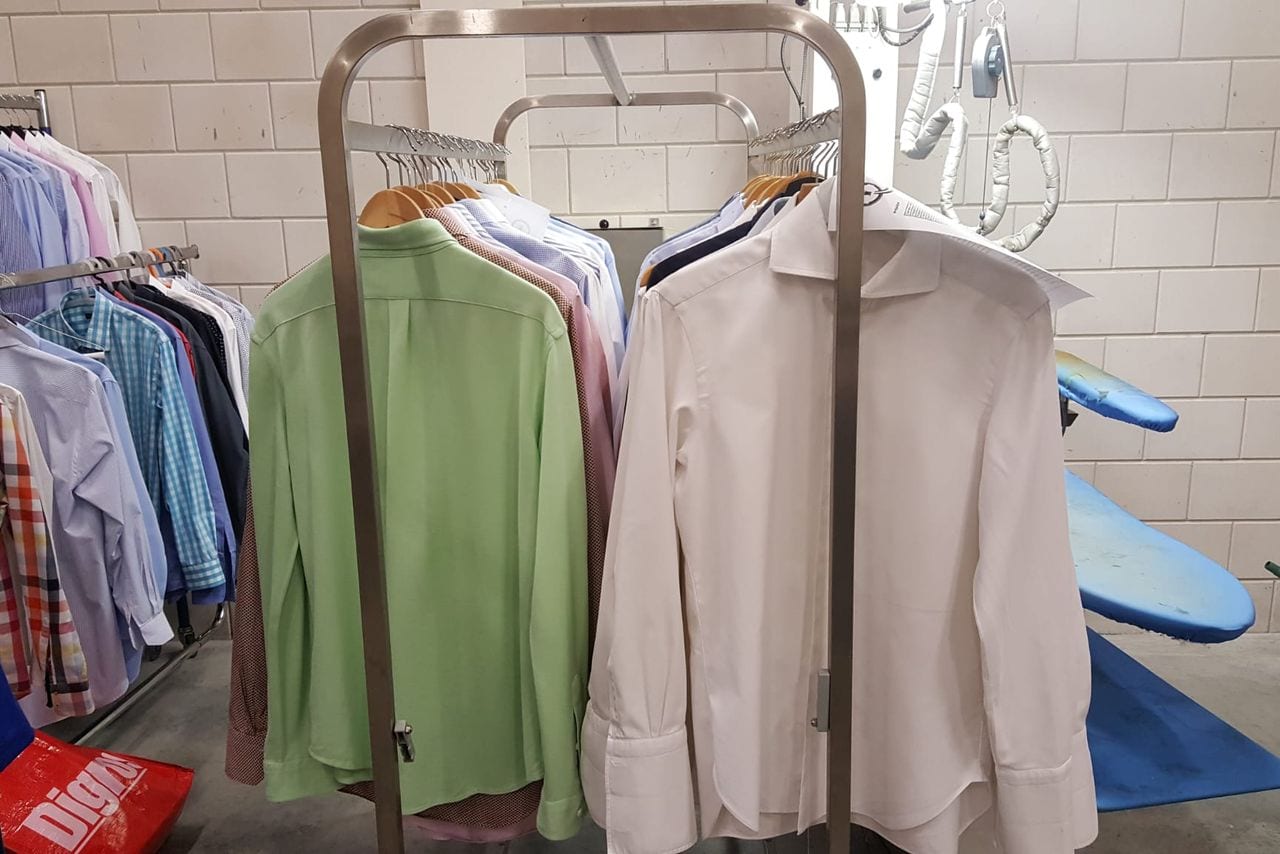 Schone blouses aan het rek in onze wasserij
